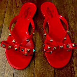 Valentino Garavani rockstud bow jelly flip flops in red 36